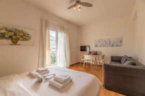 Top sightseeing 3rd floor studio on a paved road!